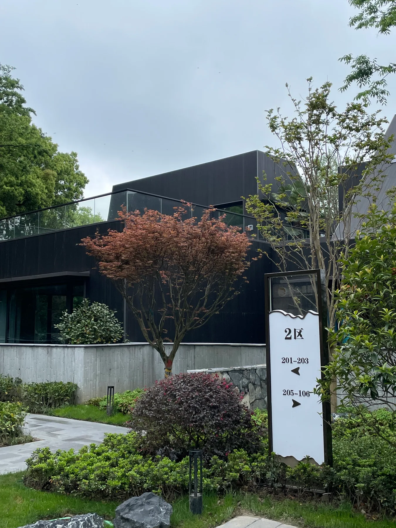 树林中的低密度住宿群落